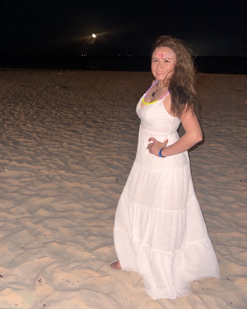 Claudia, creadora de Inner Luminous, en la playa bajo la luna