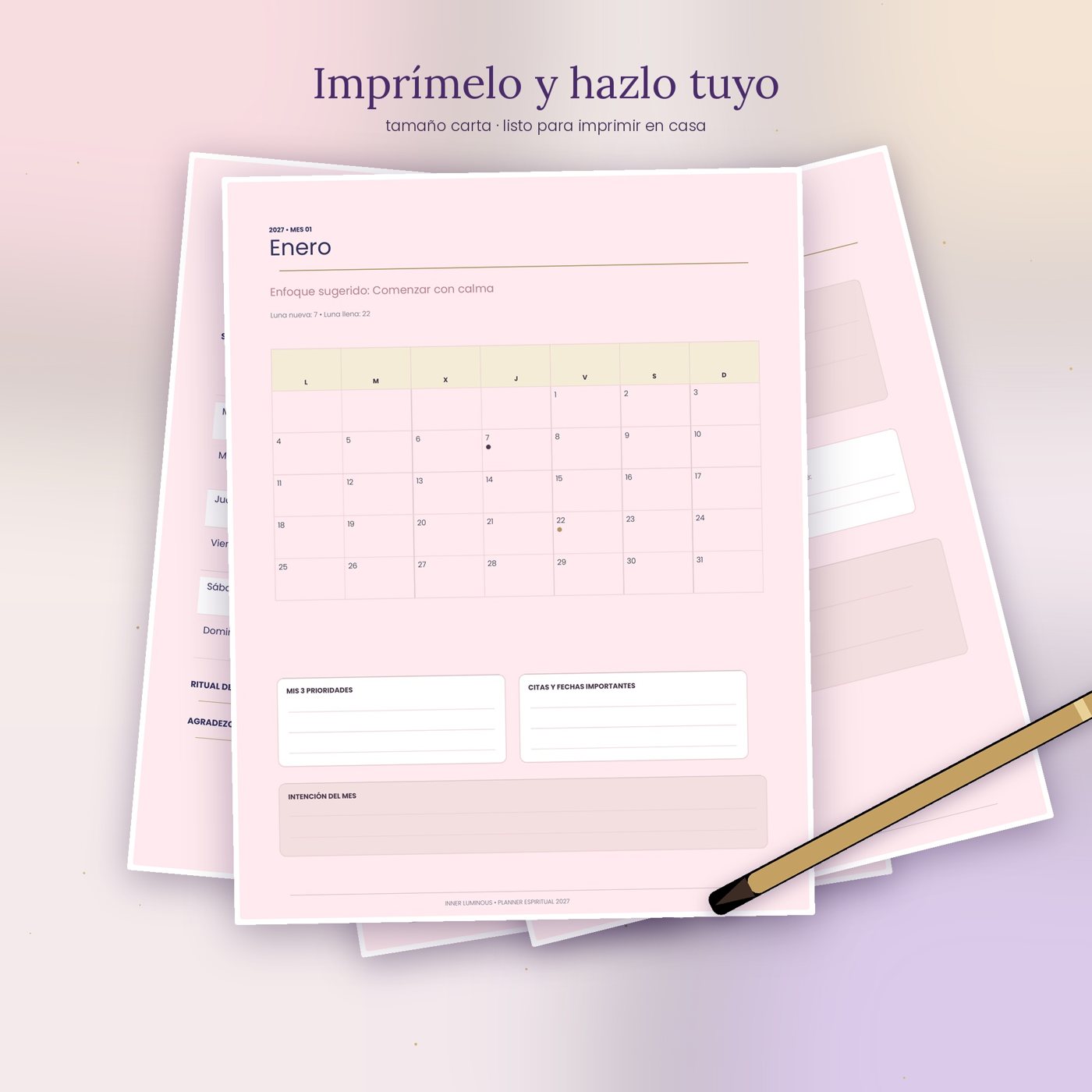 Páginas impresas del planner espiritual 2027 apiladas, con un bolígrafo dorado.